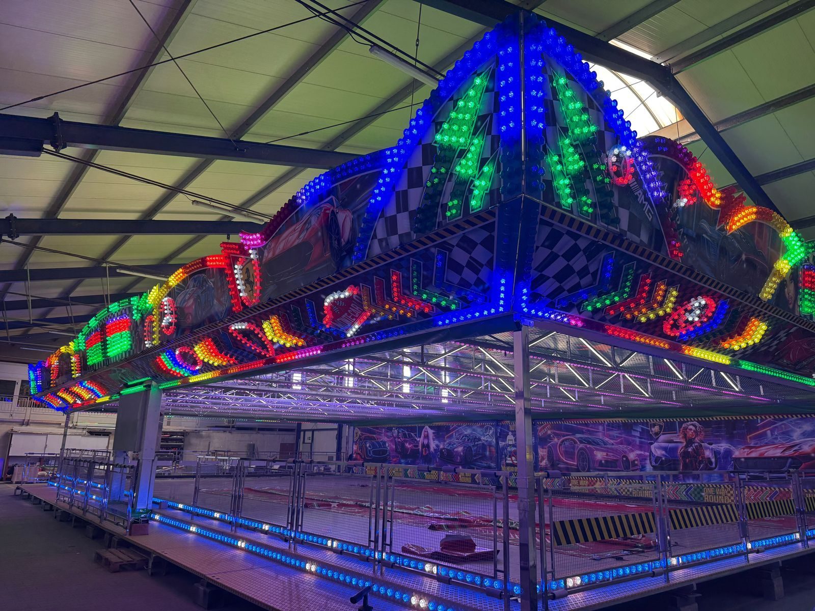 Toiture illuminée de la piste avec décor sur le thème de la course automobile